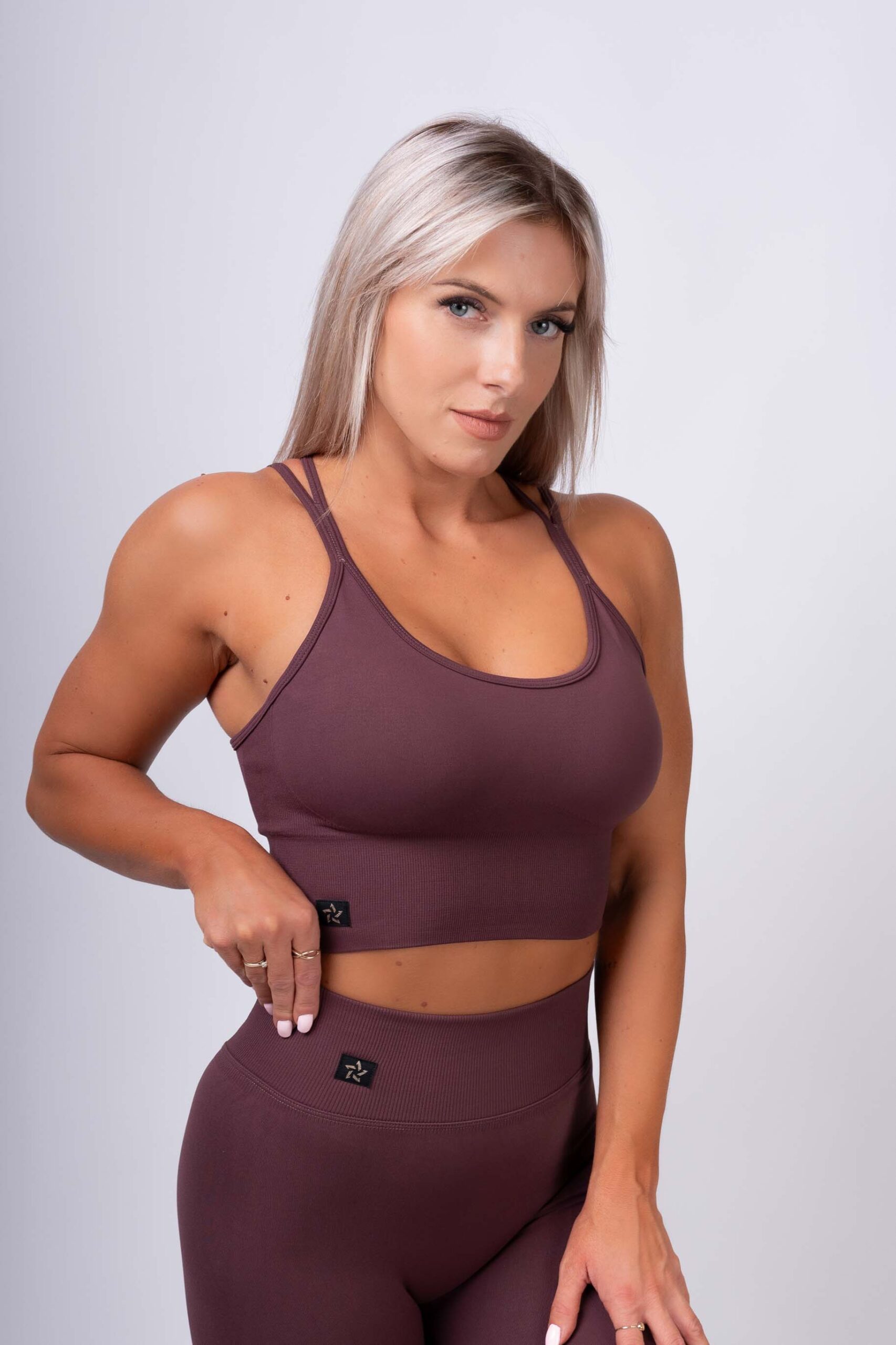 Top bezszwowy shape na ramiączkach burgundowy