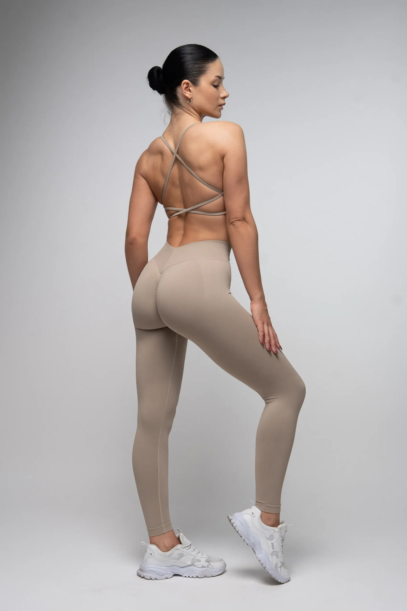 Zestaw bluza, top, legginsy bezszwowy push-up V-cut beżowy - obrazek 5
