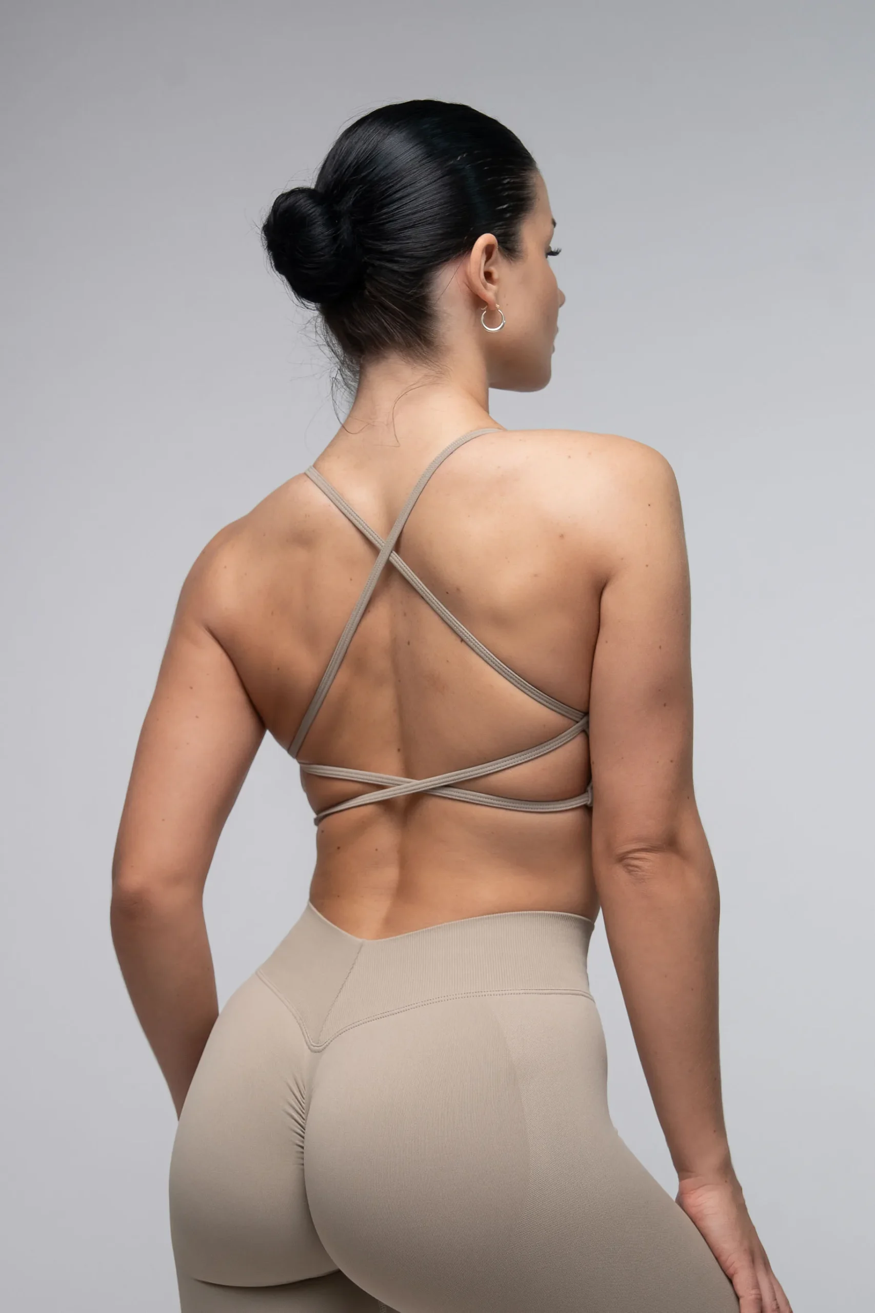Zestaw bluza, top, legginsy bezszwowy push-up V-cut beżowy - obrazek 6