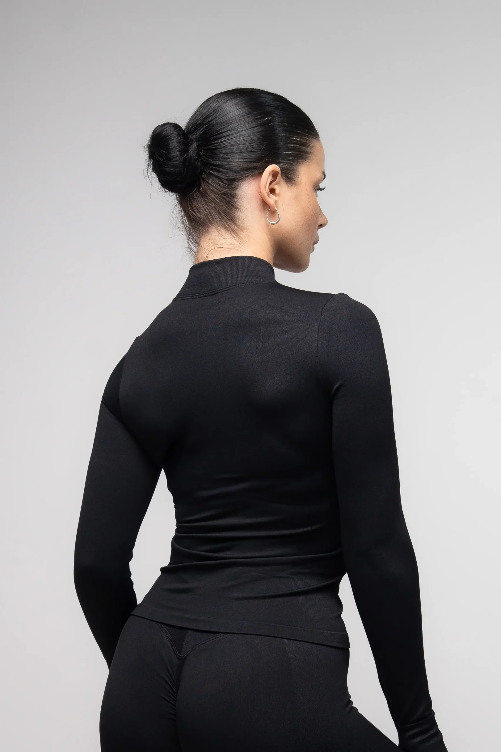 Zestaw bluza, top, legginsy bezszwowy push-up V-cut czarny - obrazek 7