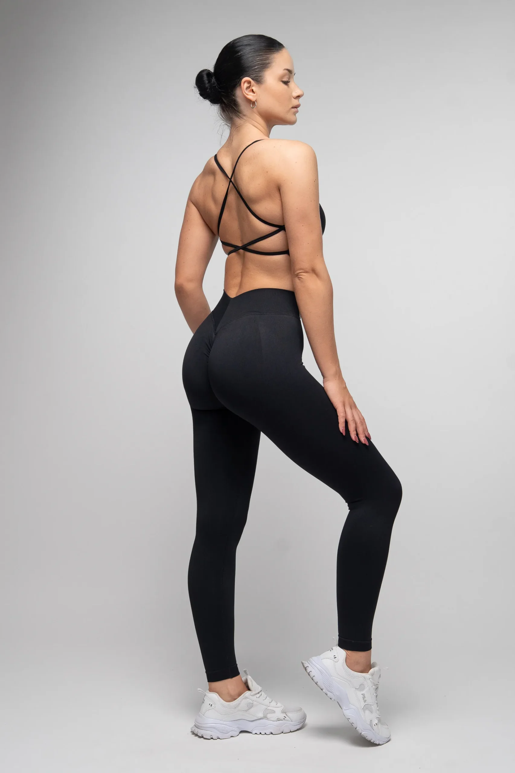 Zestaw bluza, top, legginsy bezszwowy push-up V-cut czarny - obrazek 4