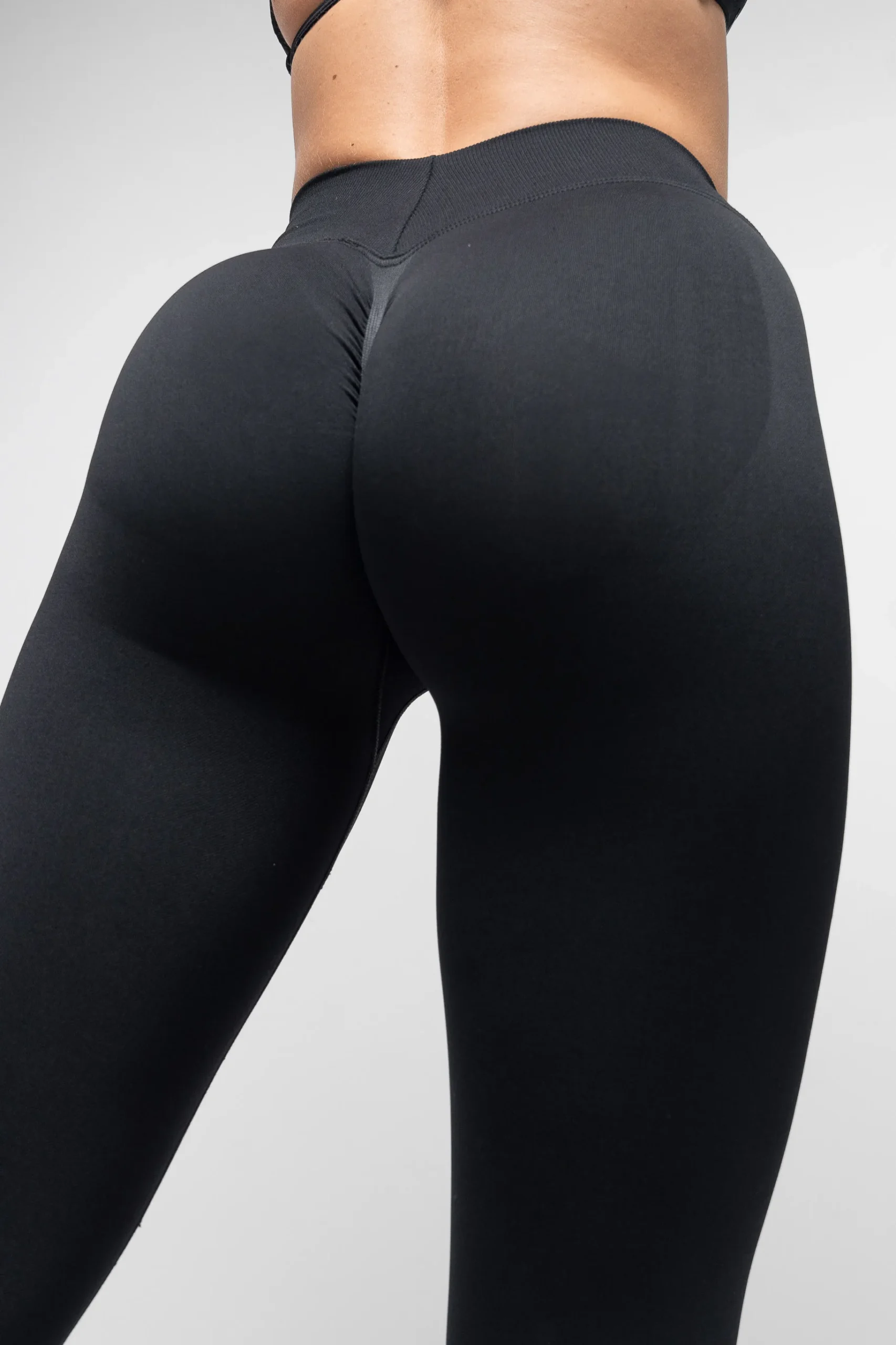 Zestaw bluza, top, legginsy bezszwowy push-up V-cut czarny - obrazek 5