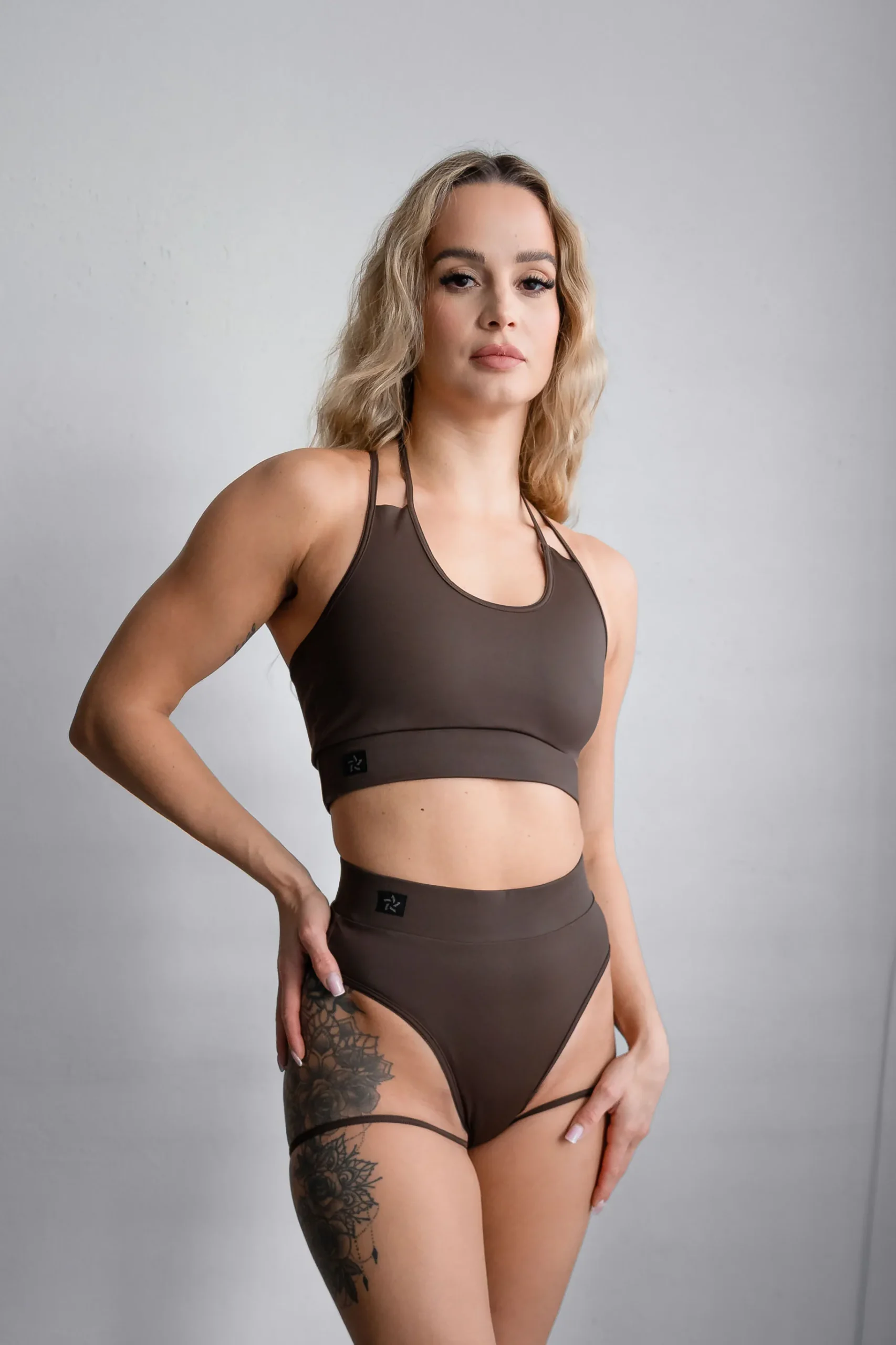 figi z paskami pole dance brązowe - obrazek 3