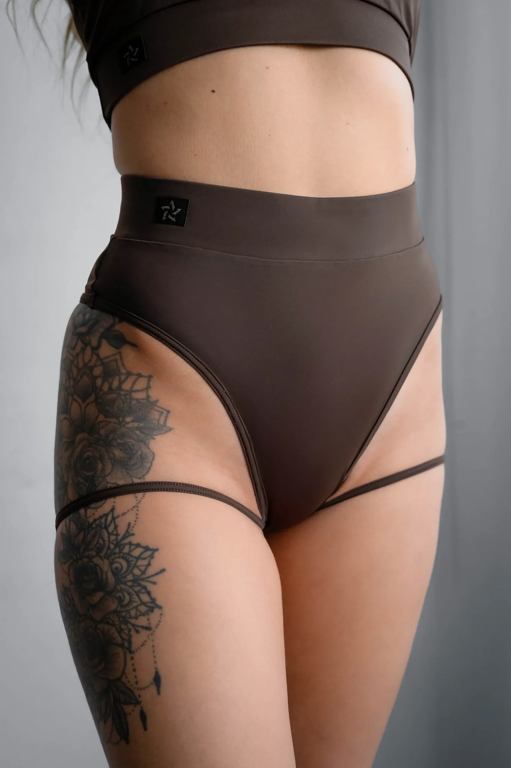 figi z paskami pole dance brązowe - obrazek 2