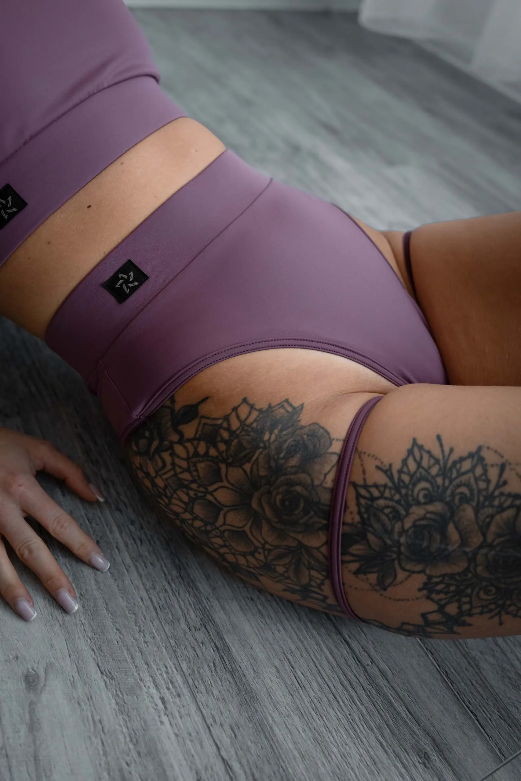 figi z paskami pole dance fioletowe - obrazek 4