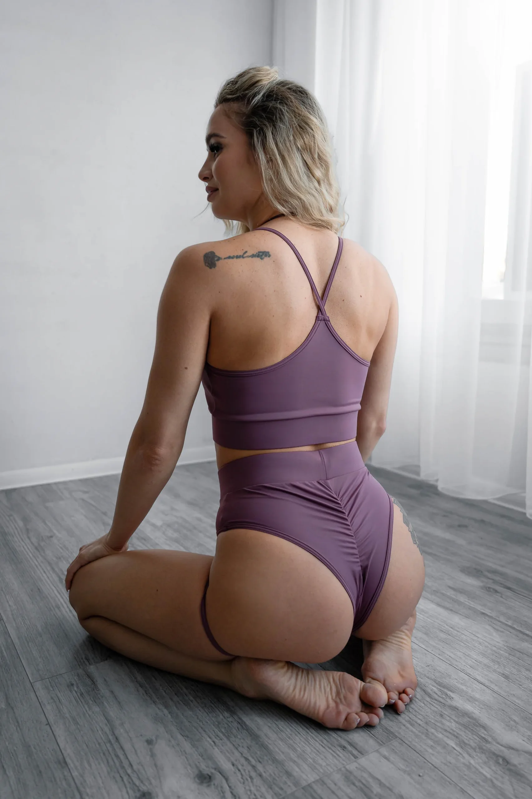 figi z paskami pole dance fioletowe - obrazek 3