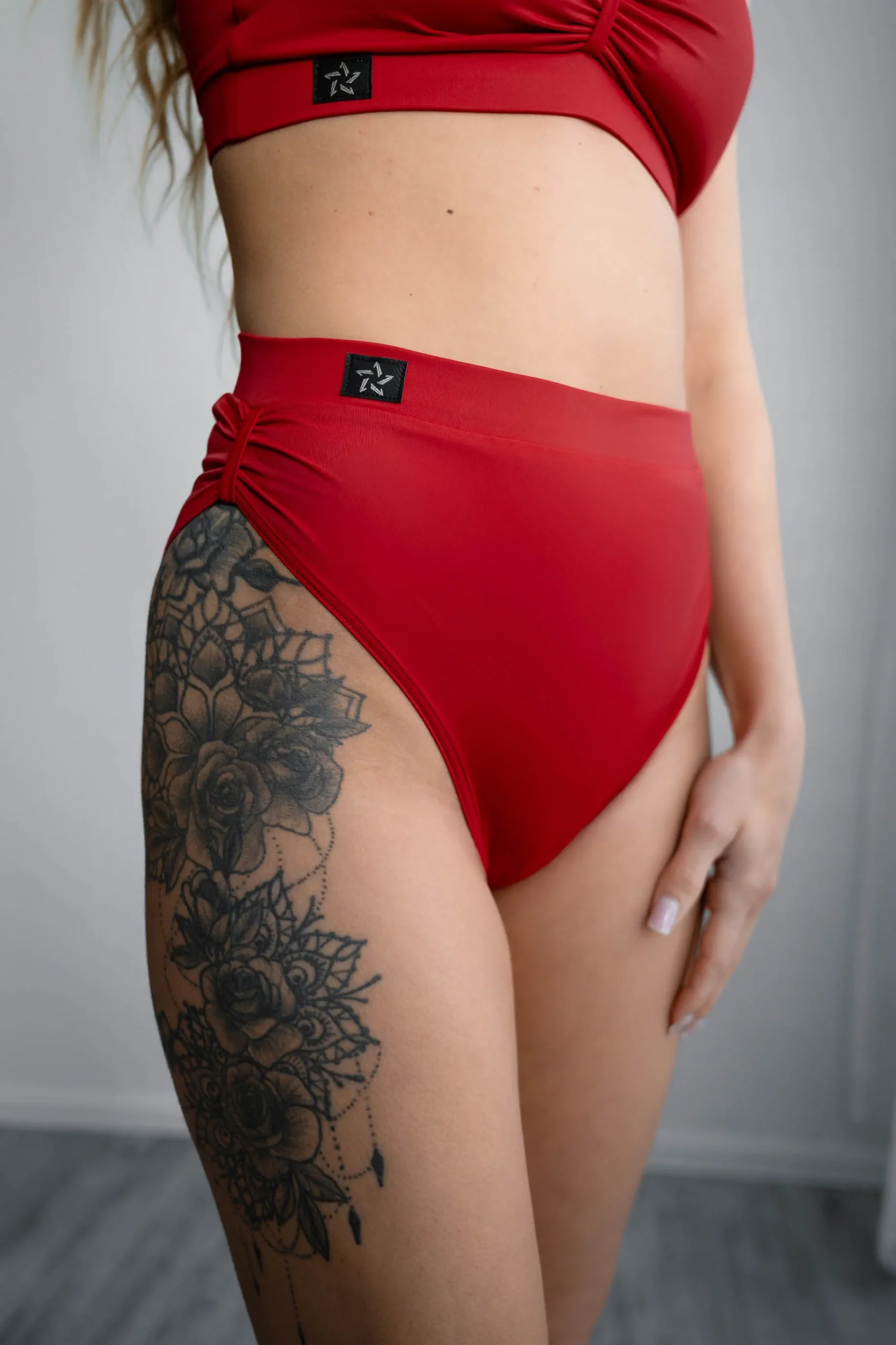 Figi pole dance z marszczeniem po bokach czerwone - obrazek 5