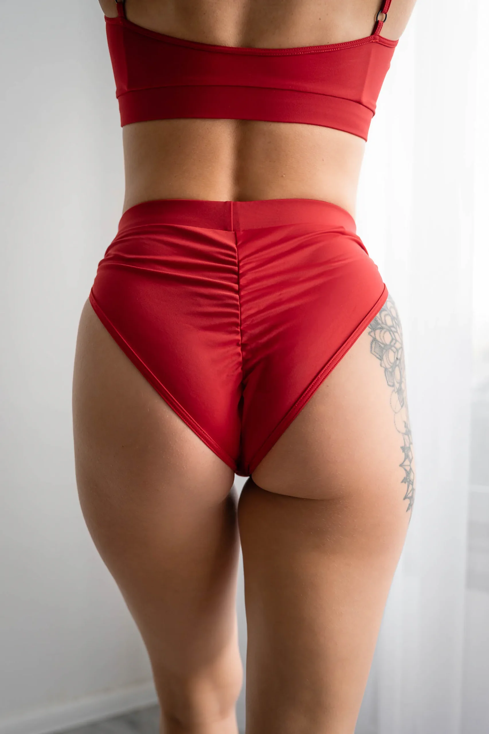 Figi pole dance z marszczeniem po bokach czerwone - obrazek 2