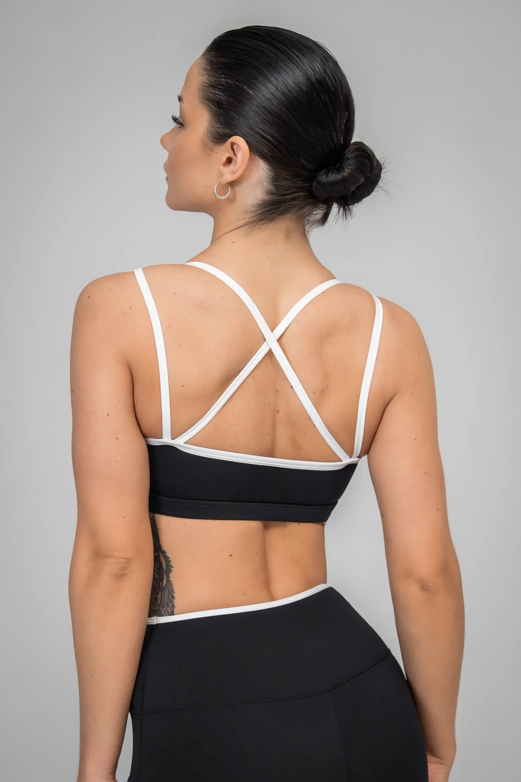 Czarny top sportowy z białą lamówką - obrazek 2