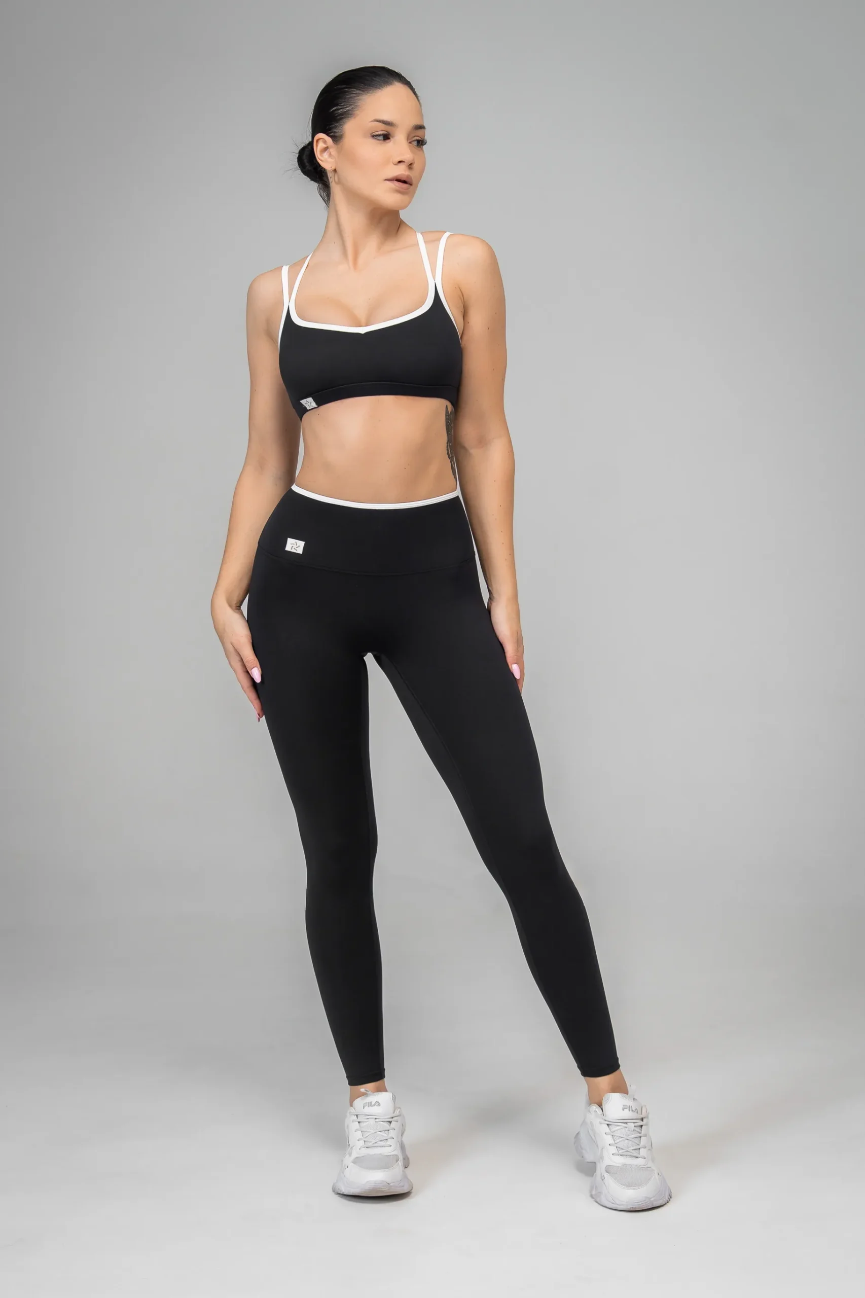 Czarny top sportowy z białą lamówką - obrazek 3