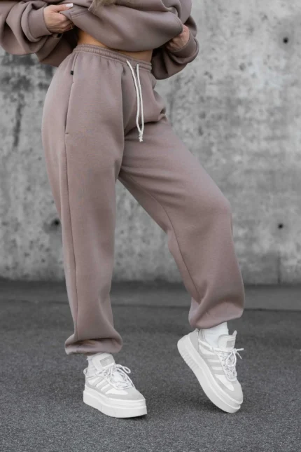 Beżowe spodnie dresowe oversize