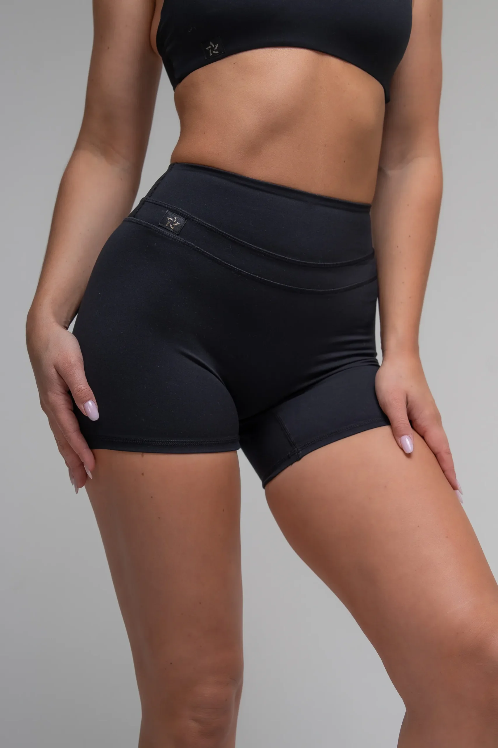 Szorty modelujące z podwójnym szwem czarne - obrazek 2