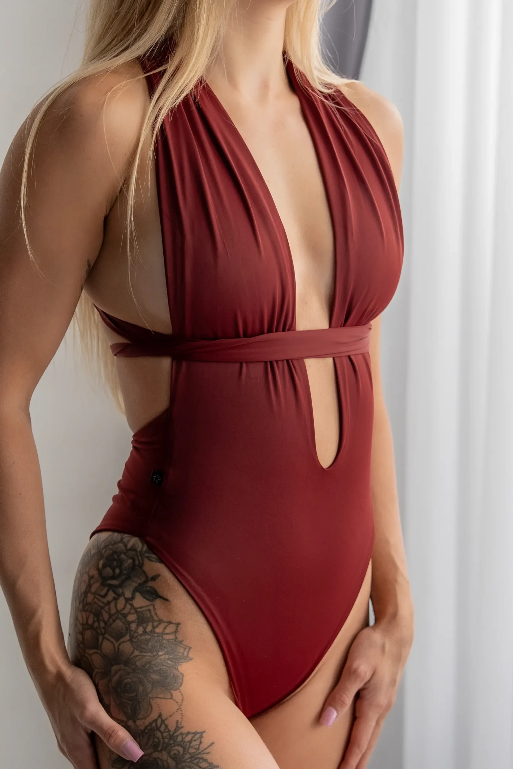 Body pole dance z głębokim dekoltem wiśniowe - obrazek 2